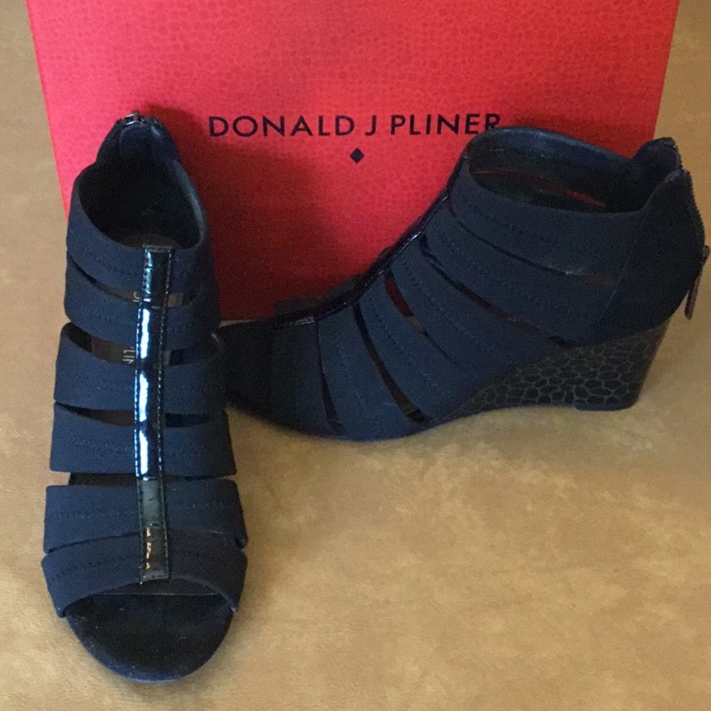 Black crepe elastic / patent wedge heels